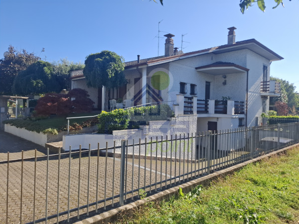 CASA LIBERA SU TRE LATI CON AMPIO GIARDINO E TAVERNA