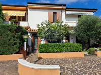Villetta con giardino in contesto residenziale con piscina piscina – pronta da vivere !!!!