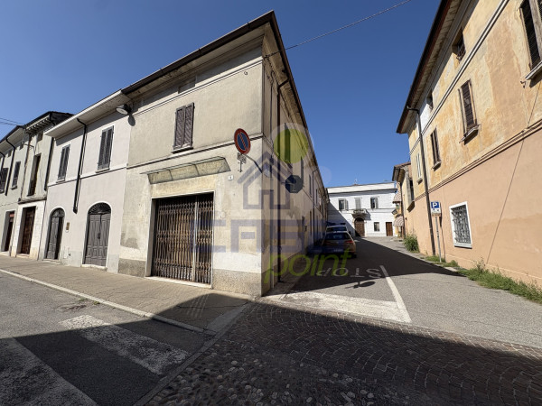 CASA INDIPENDENTE IN CENTRO PAESE DOTATA DI AUTORIMESSA, TERRAZZO E NEGOZIO ANNESSO.