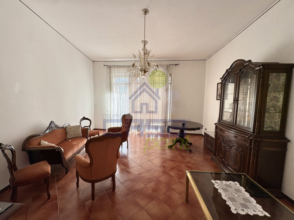 CASA INDIPENDENTE IN CENTRO PAESE DOTATA DI AUTORIMESSA, TERRAZZO E NEGOZIO ANNESSO.