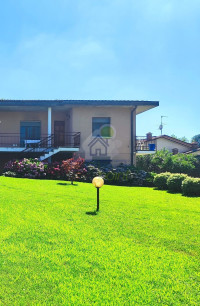 AMPIO TRILOCALE IN VILLA con giardino privato, terrazzino panoramico ed autorimessa esterna