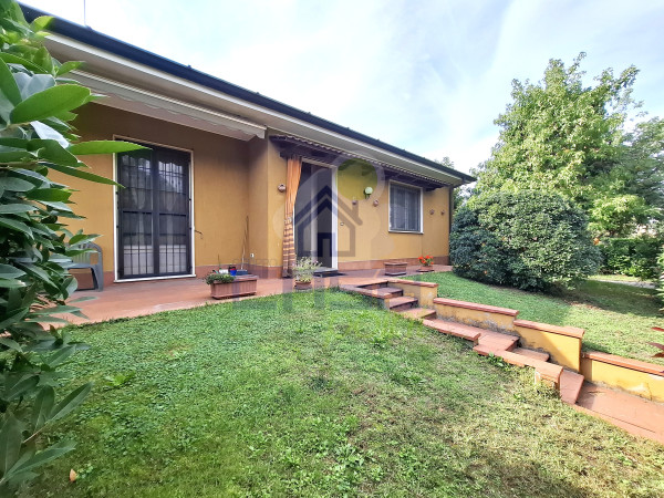 VILLETTA INDIPENDENTE SU TRE LATI CON BOX E GIARDINO