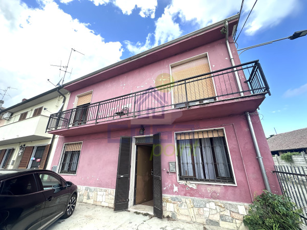 CASA DI CORTE CON POSTO AUTO