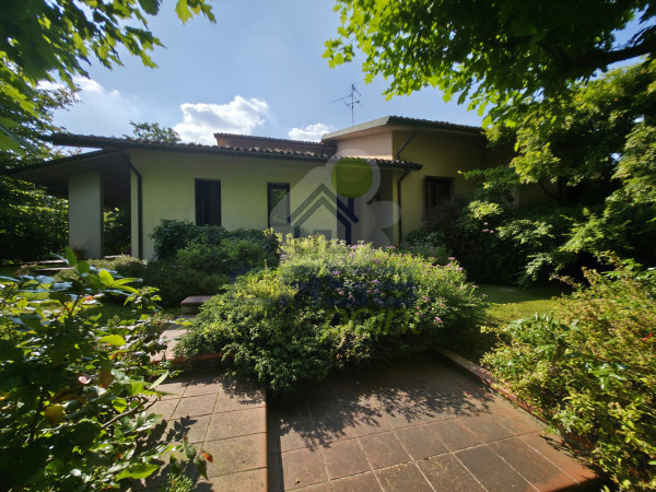 Villa singola con taverna nell'interrato.