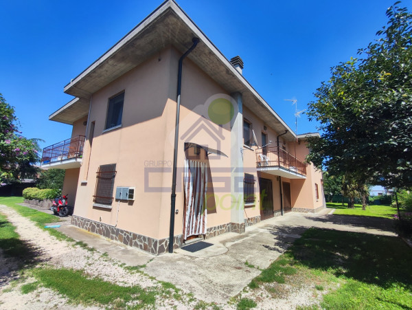 TRILOCALE AL PIANO TERRA CON GIARDINO PRIVATO E BOX IN VILLA PLURIFAMILIARE