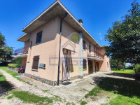 TRILOCALE AL PIANO TERRA CON GIARDINO PRIVATO E BOX IN VILLA PLURIFAMILIARE