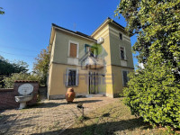 VILLA INDIPENDENTE CON GIARDINO E ULTERIORE TERRENO DI 850 MQ