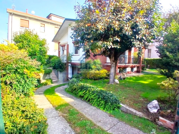 SIGNORILE VILLA INDIPENDENTE IN CENTRO A CODOGNO