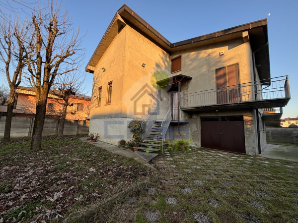 VILLA SINGOLA DI GENEROSA METRATURA CIRCONDATA DA AMPIO GIARDINO PIANTUMATO