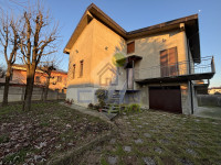 VILLA SINGOLA DI GENEROSA METRATURA CIRCONDATA DA AMPIO GIARDINO PIANTUMATO