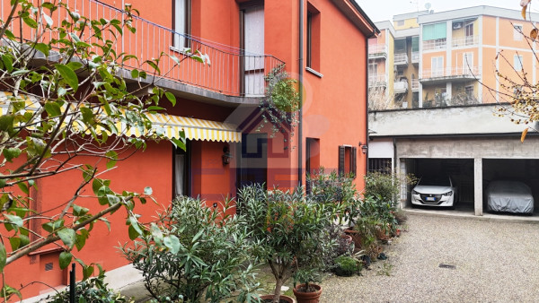 Casa indipendente con ampi spazi, cortile privato e garage doppio – ideale per famiglie