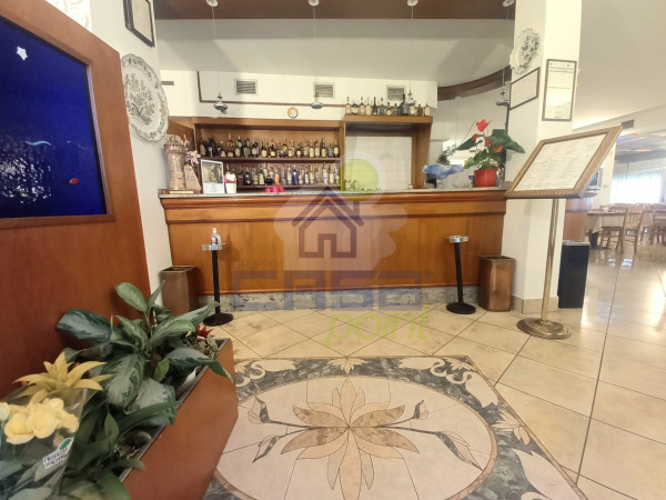 PRESTIGIOSO LOCALE COMMERCIALE CON APPARTAMENTO COLLEGATO E 2 BOX