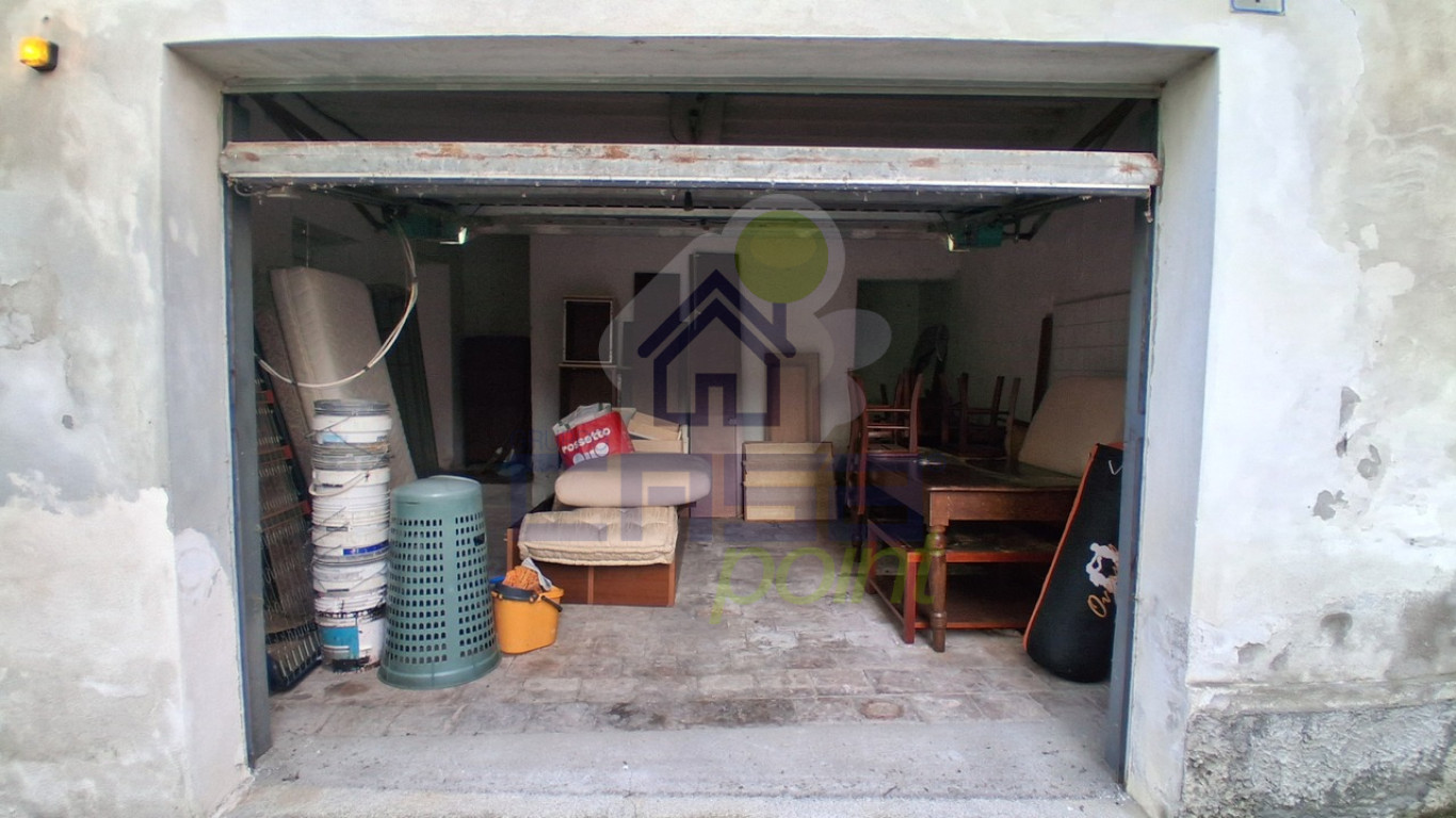 AUTORIMESSA CON BASCULANTE ELETTRICA.jpg