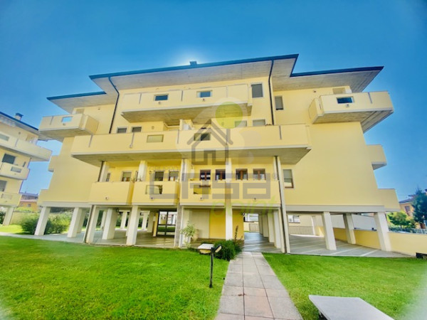 BILOCALE IN CENTRO PAESE CON BOX E CANTINA