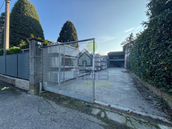 Capannone di 500 Mq. con area di parcheggio in zona di forte passaggio