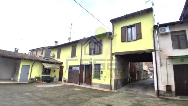 Casa indipendente in piccola corte accessoriata da posto auto e cantina