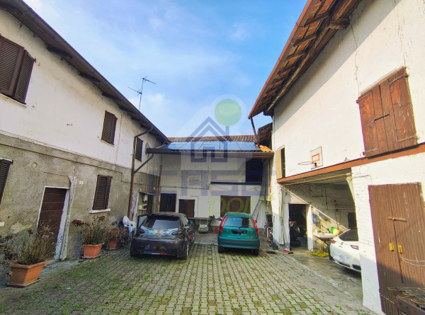 3 ABITAZIONI IN INTERA CORTE PRIVATA - AMPIA PROPRIETA' DA PERSONALIZZARE