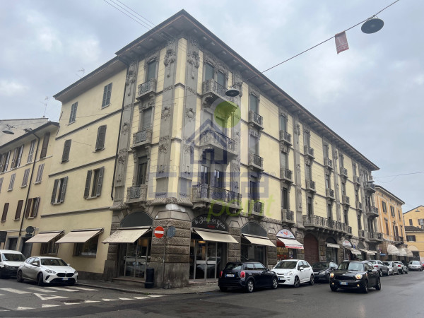 TRILOCALE CON CUCINA ARREDATA CENTRO STORICO