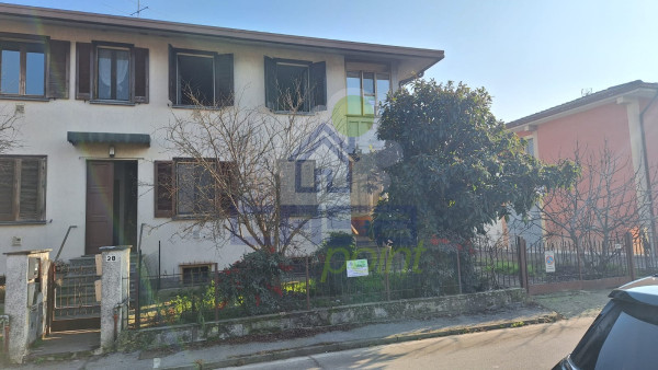 Appartamento al primo piano con 2 camere garage cantina