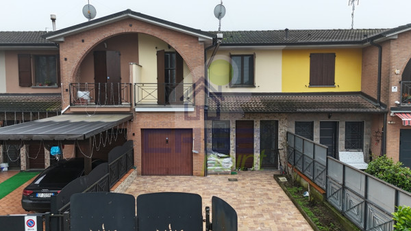 VILLETTA A SCHIERA DI AMPIA METRATURA A PIEVE D’OLMI