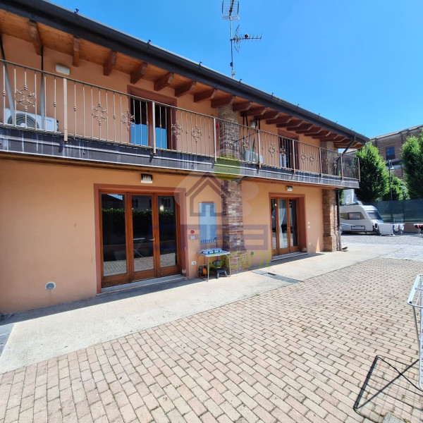 casa indipendente con 3 unità abitative!