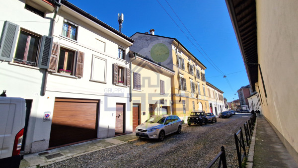 AMPIO BILOCALE SU DUE LIVELLI, ARREDATO, IN PICCOLO CONTESTO!