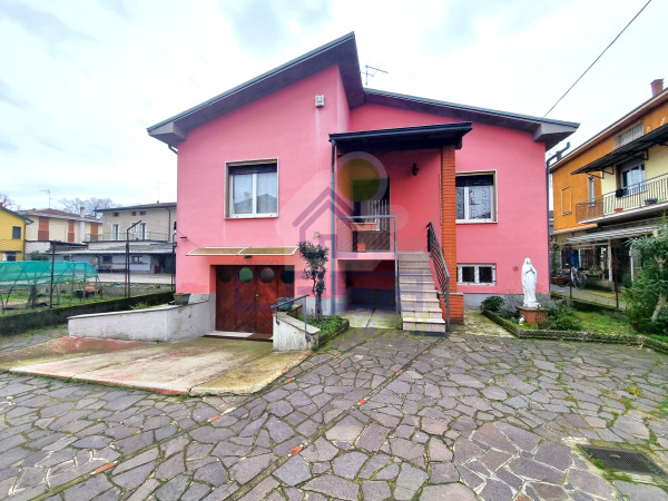 VILLA con GIARDINO IN PIENO CENTRO