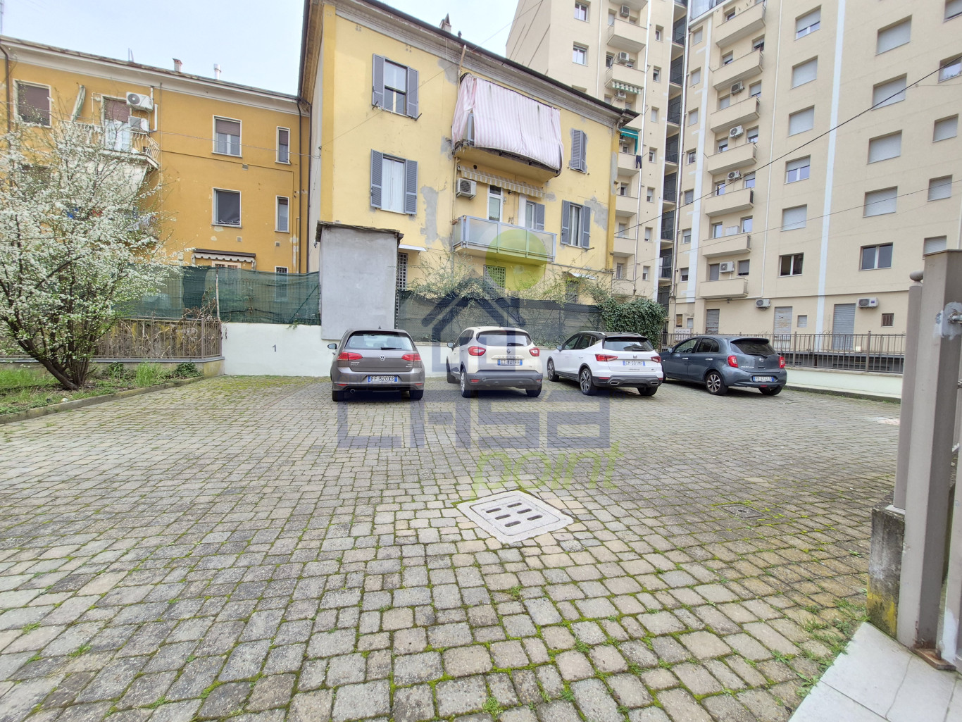 cortile Posti auto (2).jpg