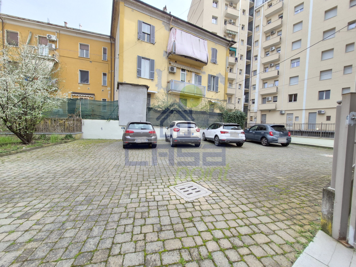 cortile Posti auto (2).jpg