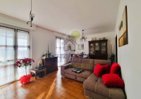 AMPIO e LUMINOSO TRILOCALE con BALCONI, BOX e CANTINA