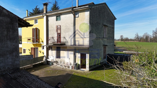 Casa indipendente con locali accessori ed area verde