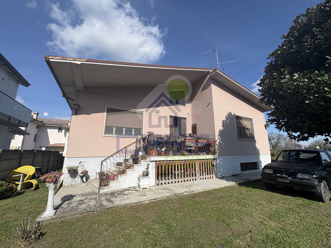 VILLA SINGOLA CON AMPI SPAZI INTERNI ED ESTERNI