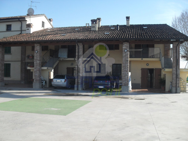 PIANO TERRA CON PORTICATO PRIVATO