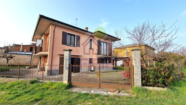 VILLA INDIPENDENTE CON  GIARDINO A PERSICHELLO....TRANQUILLITA' E SPAZIO A POCHI MINUTI DALLA CITTA'!