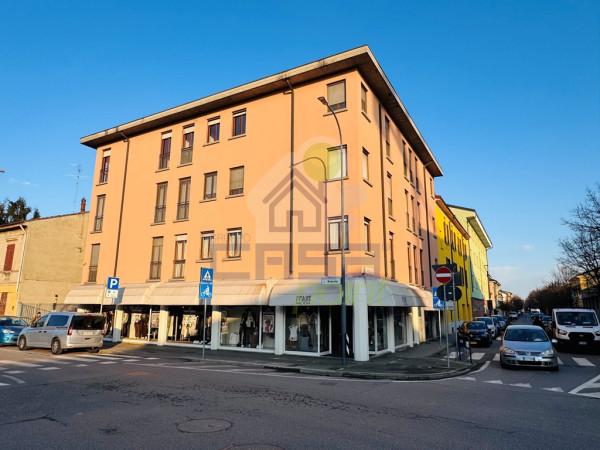 Appartamento 3 letto doppi servi, balcone, cantine e garage