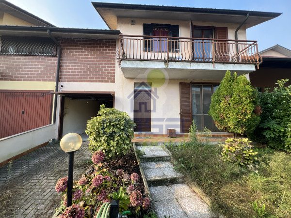 AMPIA VILLA DI TESTA LIBERA SU TRE LATI