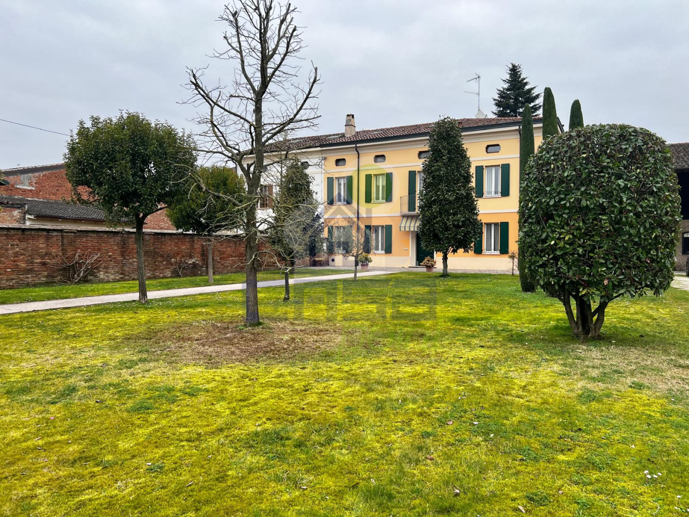 AMPIA CASA INDIPENDENTE IMMERSA NEL VERDE