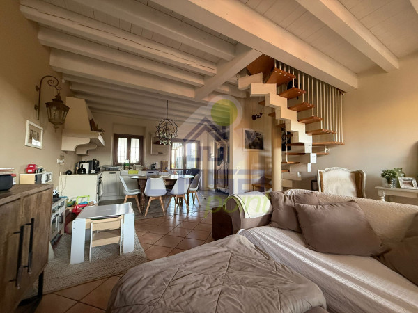 VILLETTA A SCHIERA IN CASCINALE RISTRUTTURATO