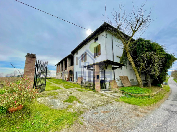 SOLUZIONE INDIPENDENTE CON GIARDINO CON STALLA E RUSTICO