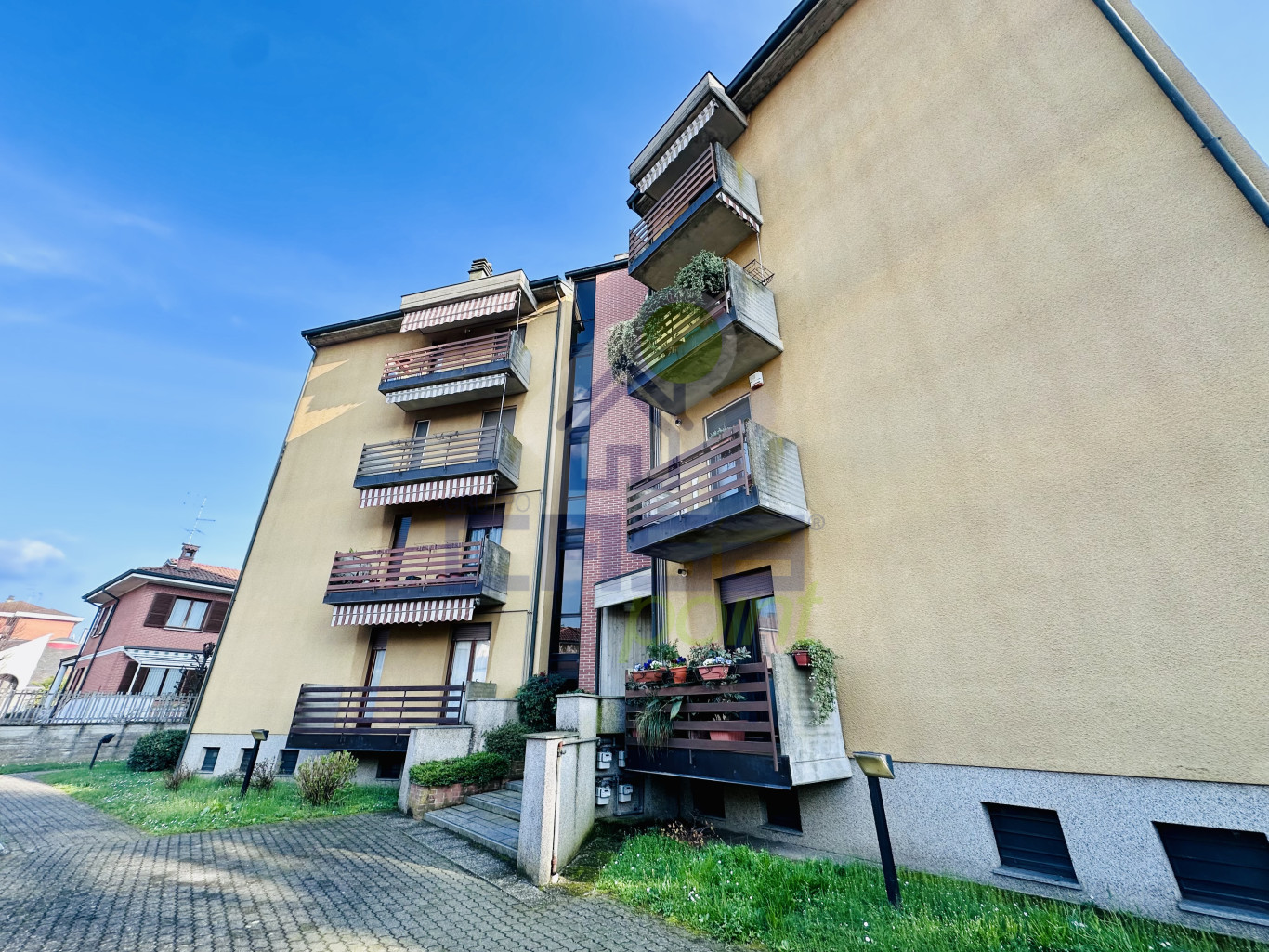 TRILOCALE DI AMPIE DIMENSIONI CON DUE BALCONI E BOX