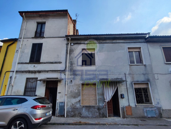 COMPLESSO IMMOBILIARE COSTITUITO DA DUE UNITA' ABITATIVE CON INGRESSO AUTONOMO IN CENTRO PAESE