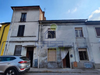 COMPLESSO IMMOBILIARE COSTITUITO DA DUE UNITA' ABITATIVE CON INGRESSO AUTONOMO IN CENTRO PAESE