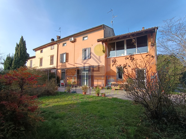 Cascina a Corte Chiusa Ristrutturata con Ampia Area Verde e Rustici Annessi