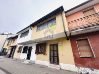 CASA DI CORTE SU DUE LIVELLI CON BOX DOPPIO