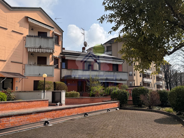 Sant’Ambrogio: ultimo piano con ascensore, terrazzino, doppi servizi e garage quadruplo