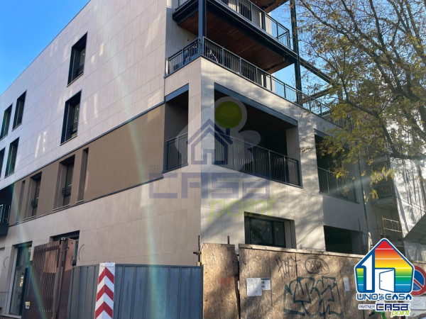 Appartamento trilocale con doppi servizi e terrazzo coperto in vendita a Milano con cantina e box