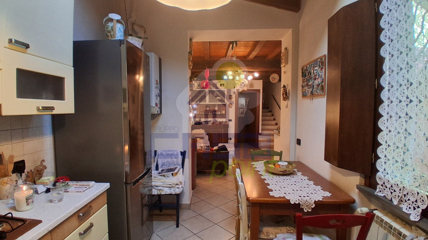 vista-da-cucina-sul-soggiorno.jpg