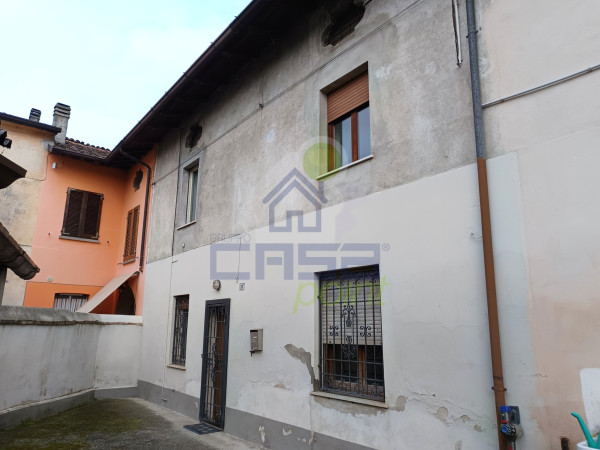 Casa indipendente di ampia metratura con giardino, autorimessa e rustici.