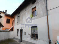 Casa indipendente di ampia metratura con giardino, autorimessa e rustici.