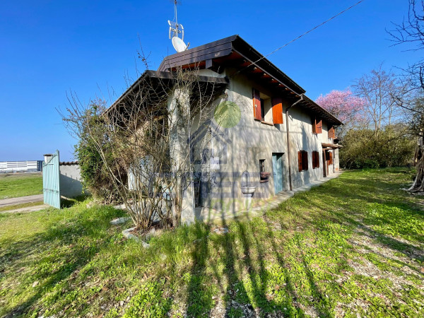 SPLENDIDA SOLUZIONE INDIPENDENTE IMMERSA NEL VERDE